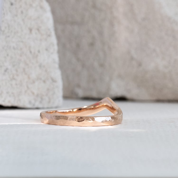 Ehering in V-Form mit Hammerschlag-Motiv Yenka 122608