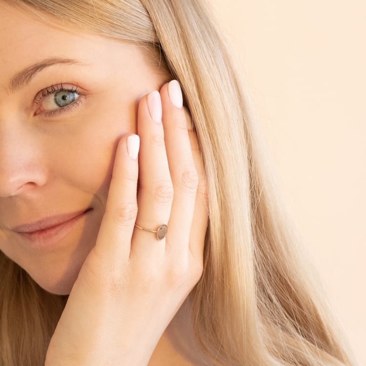 Ovaler Ring mit eingravierter Blume Agatha 101089