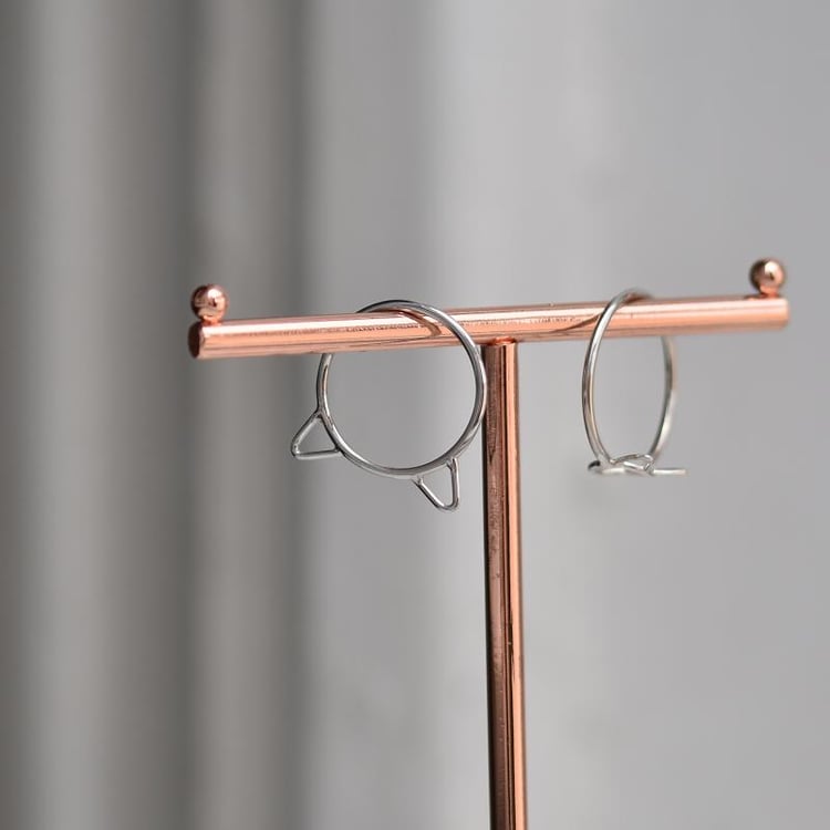 Minimalisticher Ring in Katze-Form auf dem Ständer 35315