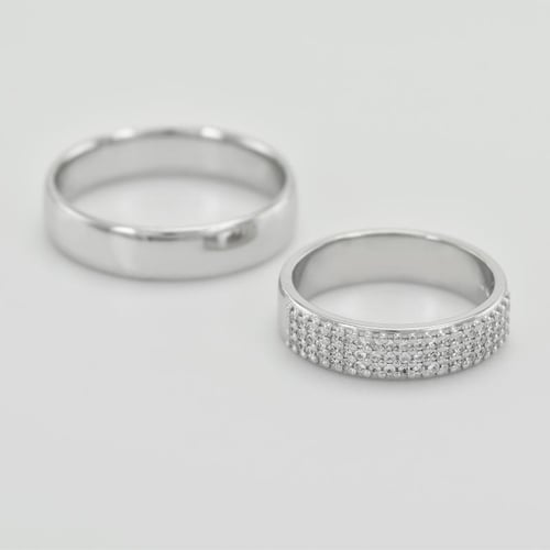 Goldene Eheringe mit Eternity Ring und Court Ring Muttial