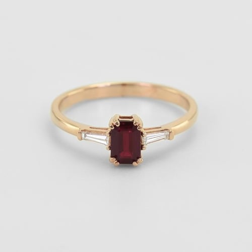Verlobungsring mit Rubin und Baguette Diamanten Gracie