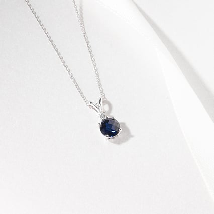 Saphir-Anhänger aus Gold mit Diamanten Emolyna