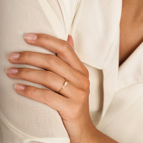 Minimalistischer Ring aus Gold mit einem Diamanten in Emerald-Form Henrik