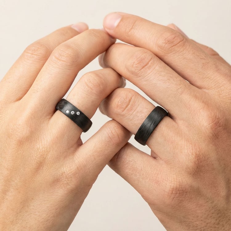 Flache Eheringe aus Carbon mit Diamant Jennie 166561