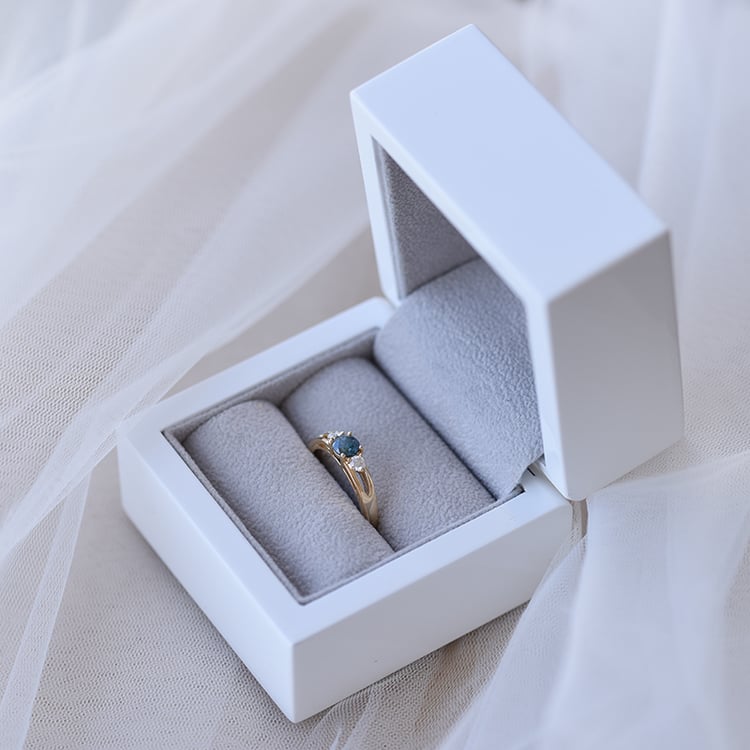 Goldring mit blauem Diamant 62068