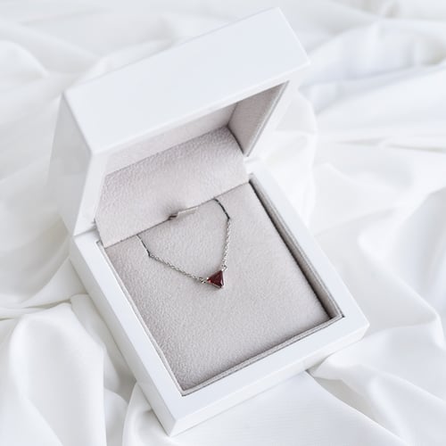 Minimalistische Kette mit Granat Modu