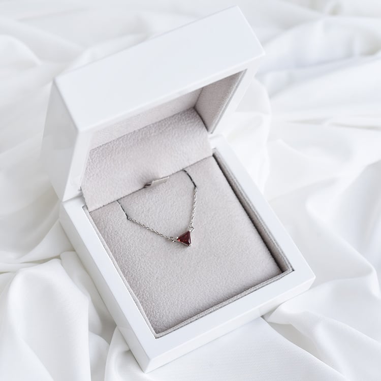 Goldene Halskette mit Granat 90452