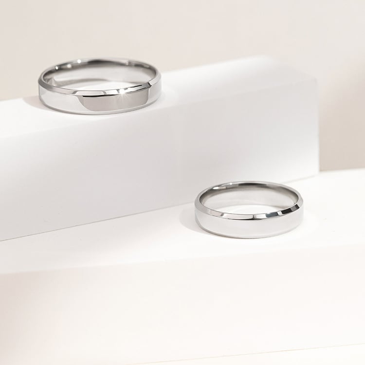 Minimalistische Eheringe aus Platin mit abgeschrägten Kanten Varden 157811