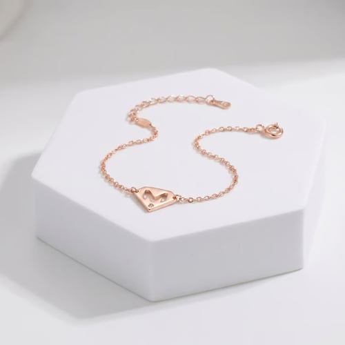 Armband aus Gold mit Diamant und dem Buchstaben M von Nola