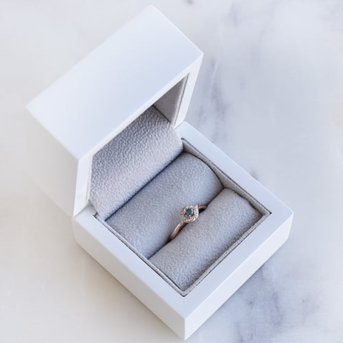Verlobungsring mit blauem Diamant Nurisa
