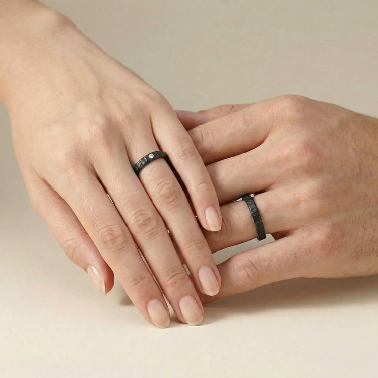 Halbrunde Eheringe aus Carbon mit Diamant Lisa 166683