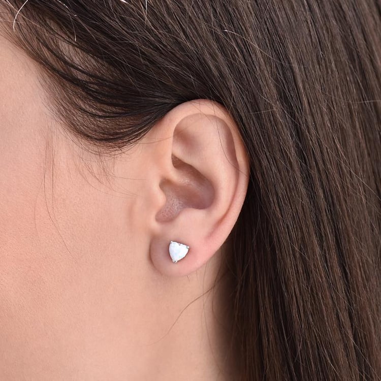 Silber Herzchen in Opal auf dem Ohr 33181