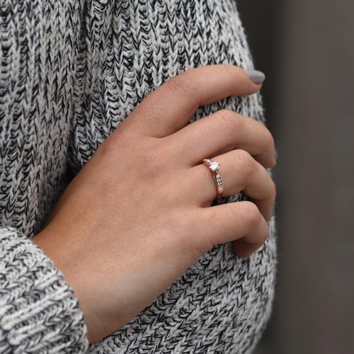 Verlobungsring mit Moissanit und Diamanten Mita