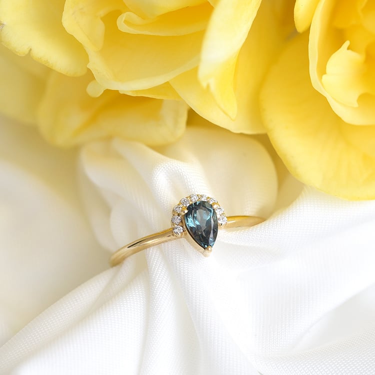 Goldener Ring mit Alexandrit und Diamanten Pallavi 82326