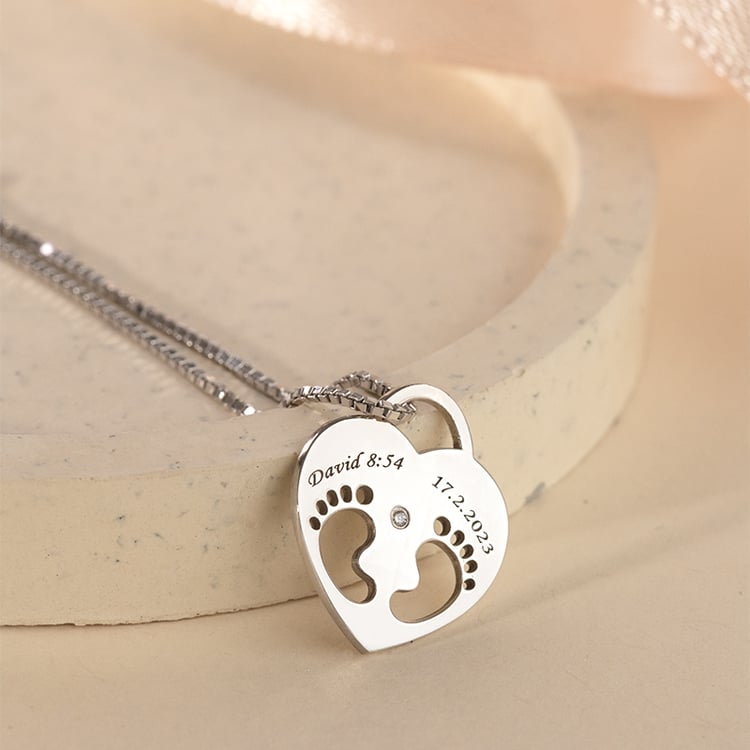 Silberner Anhänger mit Kinderfüßchen, einem Diamanten und Gravur Olivia 120180