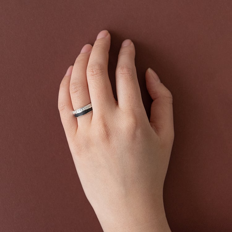 Abgerunde Trauringe aus Carbon und Gold mit Diamanten Cassia 97555