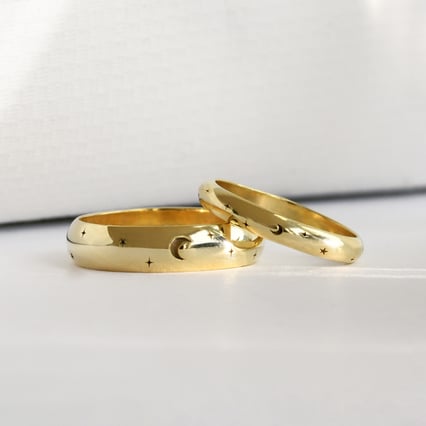 Eheringe mit der Gravur von Mond und Sternen Furilla