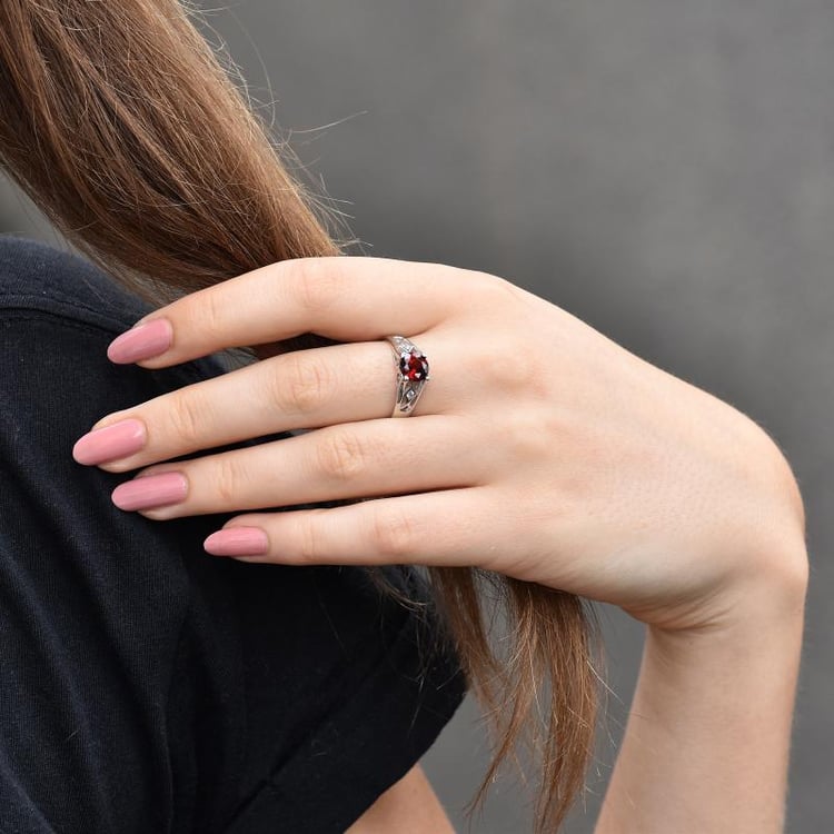 Silberner Ring mit Granat und Zirkonia Wyla 31305