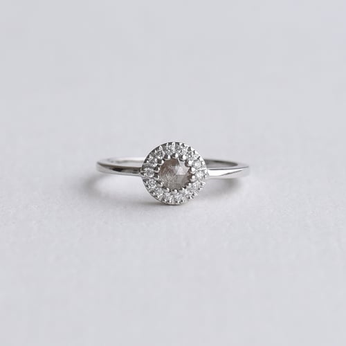 Goldener Verlobungsring mit salt and pepper Diamant Tafne