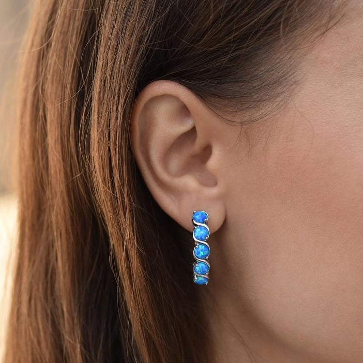 Ring-Ohrringe mit Opalen auf dem Ohr 35775