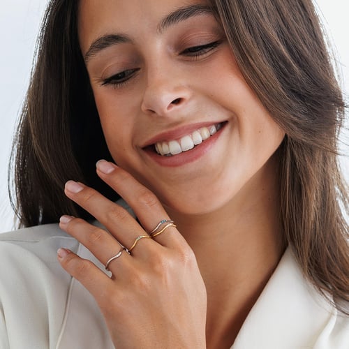 Silberner Ring mit drei blauen Diamanten Cason