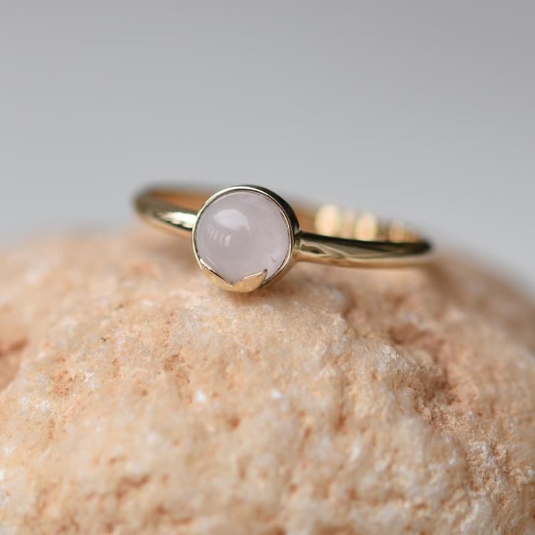 Goldener Ring mit Cabochon-Rosenquarz Yana 47833