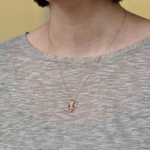 Lilienblüte mit Diamanten in einer Anhänger Nayana