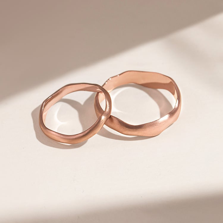 Glänzende Eheringe aus Gold 156331