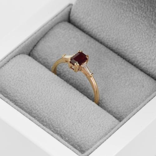 Verlobungsring mit Rubin und Baguette Diamanten Gracie