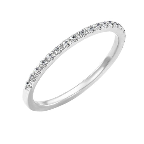 Eheringe aus Eternity-Ring mit Moissaniten und ein breiter Komfort-Ring Adva