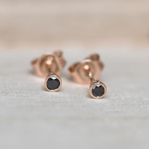 Silberne Ohrstecker mit schwarzen Diamanten in Bezelfassung Tofine