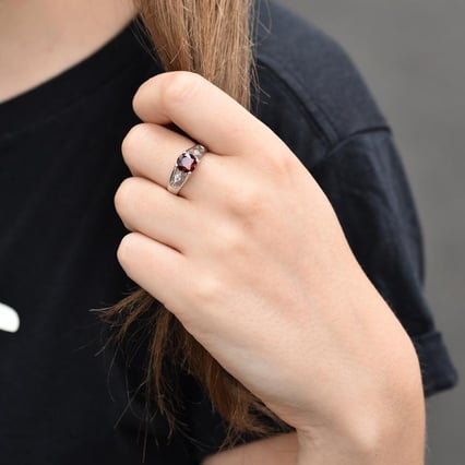 Silberner Ring mit Granat und Zirkonia Wyla