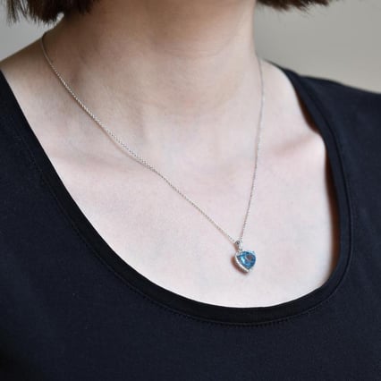 Anhänger in Herzform mit Topas und Diamanten Eliya