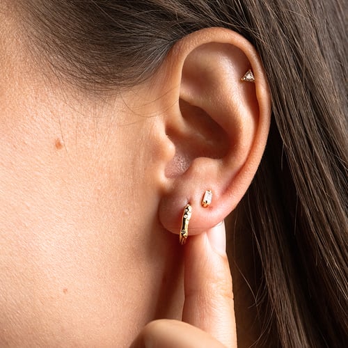 Mini Ohrstecker mit einem Trillion Lab Grown Diamant Manzo