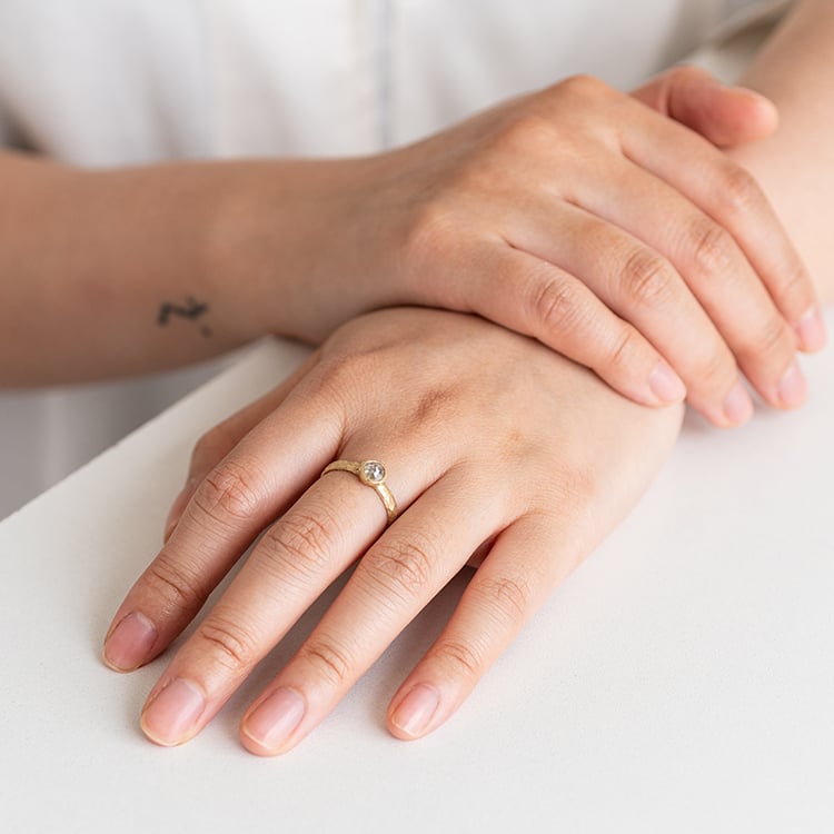 Gehämmerter Goldring mit einem Salt and Pepper Diamanten im Rosenschliff Seraphine 120263
