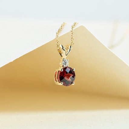 Runder Granat im goldenen Anhänger mit Diamanten Emolyna