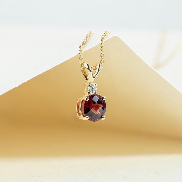 Runder Granat im goldenen Anhänger mit Diamanten Emolyna 147324