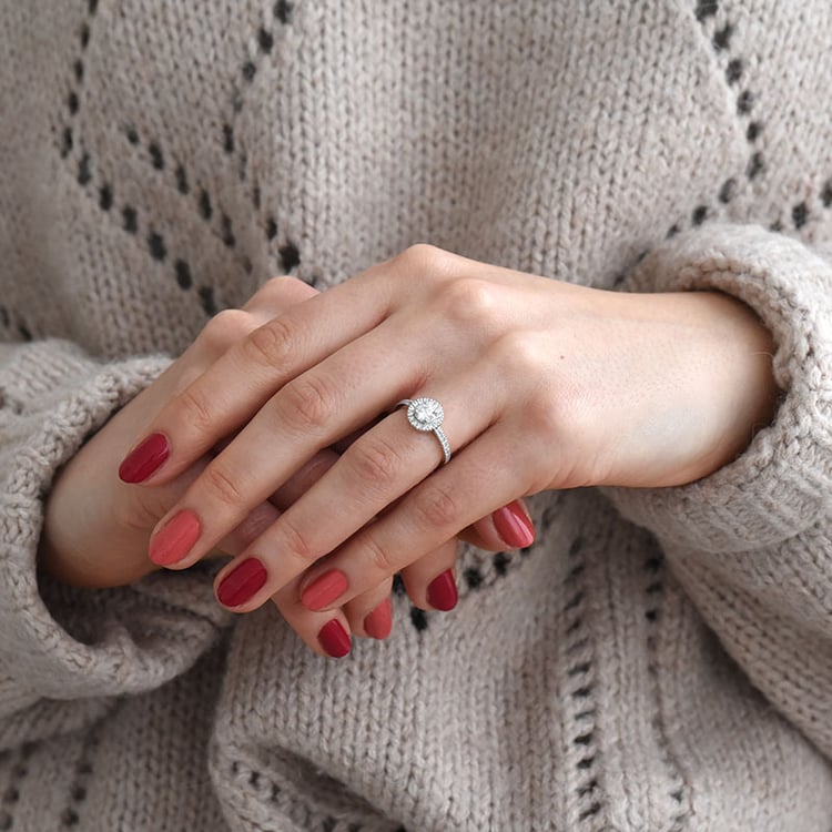 Verlobungsring aus Gold mit Diamanten im Halo-Stil Kerau 78916