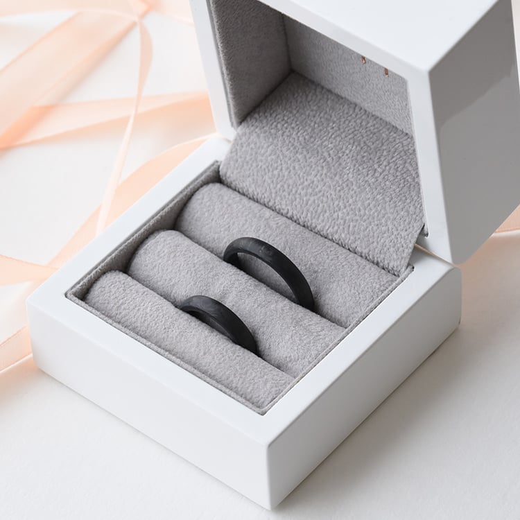 Halbrunde Trauringe aus Carbon Riem 77396