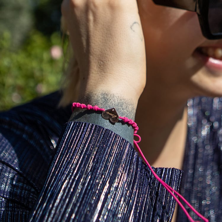 Silbernes Armband mit Anhänger in Herzform mit einem Diamanten und Gravur Kristie 108792