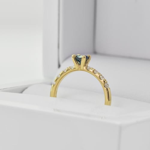 Verlobungsring mit blauem Diamant Megha