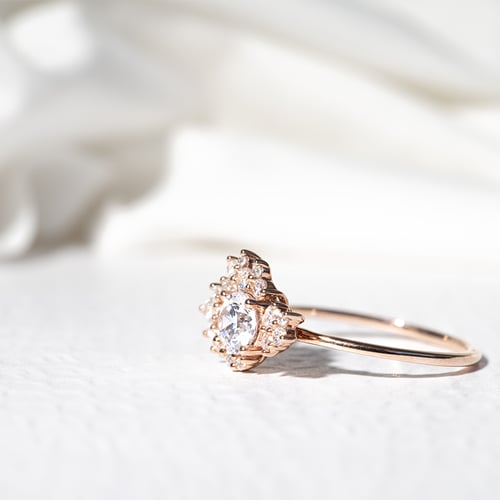 Unkonventioneller Verlobungsring im Custer Stil mit Diamanten Moore