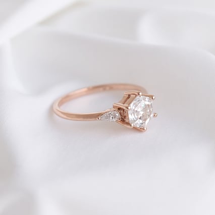 Verlobungsring mit Hexagon Moissanit und Pear Moissaniten Seydou
