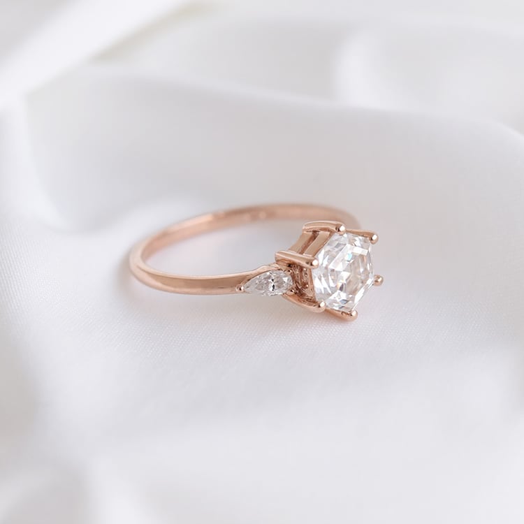 Verlobungsring mit Hexagon Moissanit und Pear Moissaniten Seydou 90254