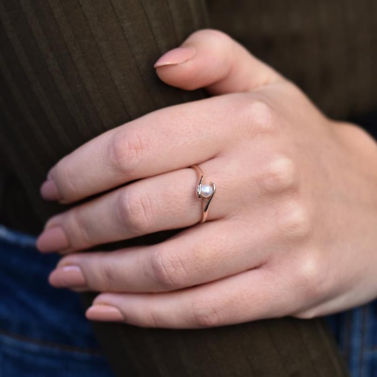 Hand mit Perlenring 36458