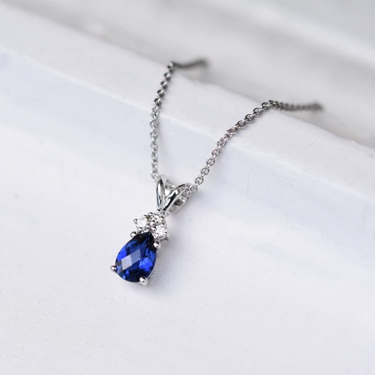 Saphir in Goldanhänger mit Diamanten Electrah 24471