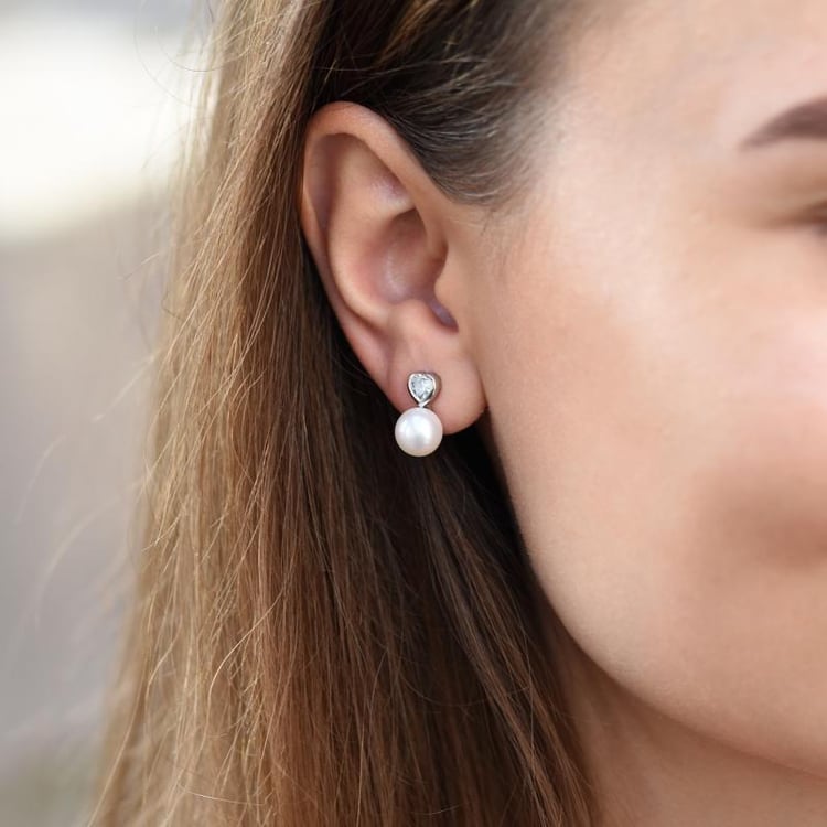 Perlen Ohrringe auf dem Ohr 8309