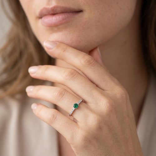 Silberring mit Smaragd und seitlichen Lab Grown Diamanten Nikey