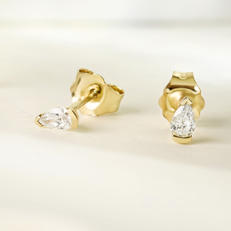 Minimalistische goldene Ohrstecker mit birnenförmigen Diamanten Ronja 161629