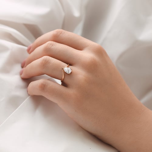 Verlobungsring V-Form mit tropfenförmigem Lab Grown Diamanten Ingrid